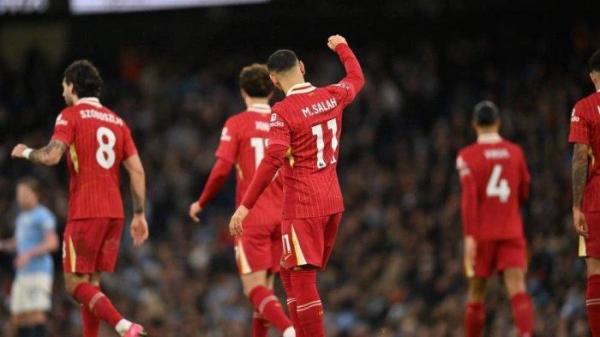 SELEBRASI MO SALAH - Pemain Liverpool Mohamed Salah melakukan selebrasi atas gol ke gawang Manchester City pada pertandingan pekan ke-26 Liga Inggris 2024/2025 di Etihad Stadium, Senin (24/2/2025) dini hari WIB. <div class=