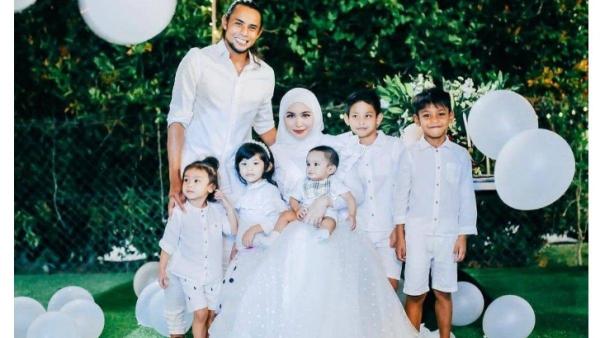 Ayu Raudhah dan Zaquan Adha bersama anak-anak mereka