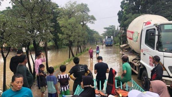 BANJIR DI JATIASIH Sejumlah wilayah di Kecamatan Jatiasih, Kota Bekasi, Jawa Barat, terendam banjir pada Selasa (4/3/2025). Banjir di wilayah Jatiasih itu disebabkan hujan deras disertai air kiriman dari wilayah Bogor, Jawa Barat.