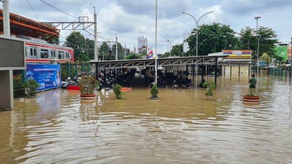 BANJIR DI STASIUN BEKASI - Banjir yang melanda kawasan Stasiun Bekasi pada Selasa (4/3/2025) tidak hanya mengganggu aktivitas transportasi, tetapi juga membuat sejumlah penumpang terjebak di lokasi. 

Salah satunya Reka (38), warga Bekasi yang harus mengurungkan niat pulang lebih awal karena banjir yang menggenangi area sekitar stasiun. 
Reka bercerita dirinya berangkat kerja seperti biasa sekitar pukul 07.30 WIB dengan kondisi air yang belum naik dan terpantau aman.