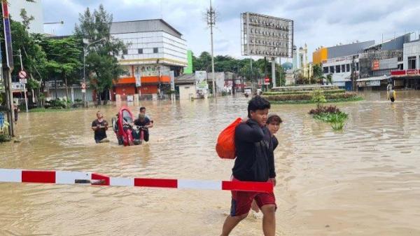 BANJIR DI BEKASI - Kawasan bundaran depan stasiun Bekasi banjir. Aktivitas menuju dan dari stasiun Bekasi lumpuh, Selasa(4/3/2025).