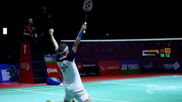 Pebulu tangkis tunggal putra Denmark, Viktor Axelsen berselebrasi usai mengalahkan pebulu tangkis tunggal putra China Taipei, Chou Tien Chen pada babak final Indonesia Masters di Istora Senayan, Jakarta, Minggu (12/6/2022). Viktor Axelsen berhasil menjadi juara tunggal putra Indonesia Masters 2022 setelah mengalahkan Chou Tien Chen dengan skor 21-10 dan 21-12. TRIBUNNEWS/IRWAN RISMAWAN