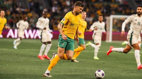 Aksi bek Australia, Cameron Burgess saat melawan Arab Saudi pada lanjutan Grup C Kualifikasi Piala Dunia 2026 zona Asia, Kamis (14/11/2024) sore WIB.