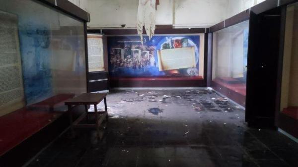 TERBENGKALAI: Gedung Minahasa Raad di Manado, Sulawesi Utara terbengkalai. Banyak situs sejarah rusak