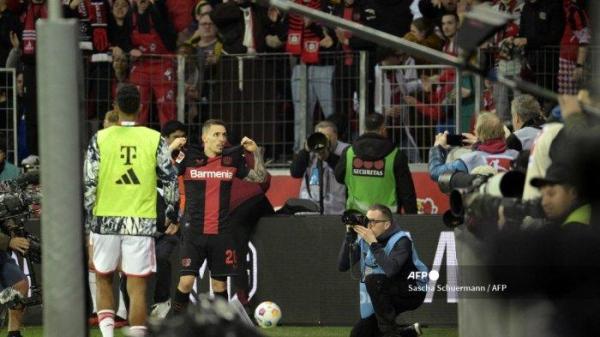 Bek Bayer Leverkusen Spanyol #20 Alejandro Grimaldo (CL) merayakan setelah mencetak gol 2-0 selama pertandingan sepak bola divisi satu Bundesliga Jerman antara Bayer 04 Leverkusen dan FC Bayern Munich di Leverkusen, Jerman barat pada 10 Februari 2024.