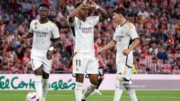 Penyerang Real Madrid Brasil #11 Rodrygo merayakan gol pembuka di samping #20 Fran Garcia (kanan) dan #07 Vinicius Junior pada pertandingan sepak bola Liga Spanyol melawan Athletic Bilbao di San Mames stadion, pada 12 Agustus 2023.