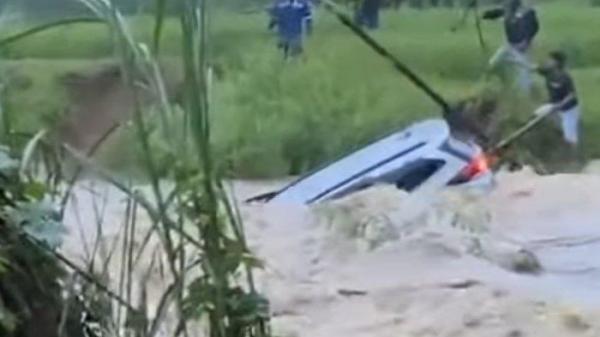 MOBIL TERSERET BANJIR - Sebuah unit mobil terseret arus saat mencoba menerobos banjir di Bekasi, Jawa Barat. Video mobil terseret banjir itu viral di media sosial, Selasa (4/3/2025). 