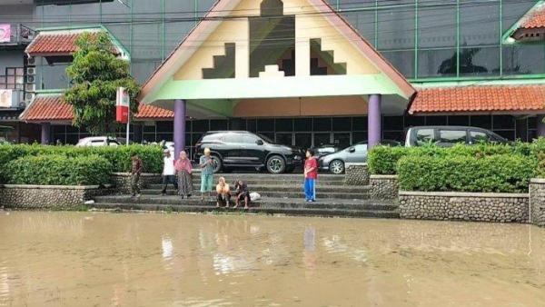 BANJIR DI BEKASI - Banjir di Perumahan Elit Kemang Pratama kediaman Wali Kota Bekasi Tri Adhianto, Selasa (4/3/2025). Banjir hebat melanda sejumlah wilayah Kota Bekasi, pada Selasa (4/3/2025). Perumahan elit Kemang Pratama di Kecamatan Rawalumbu, ikut kebanjiran.
