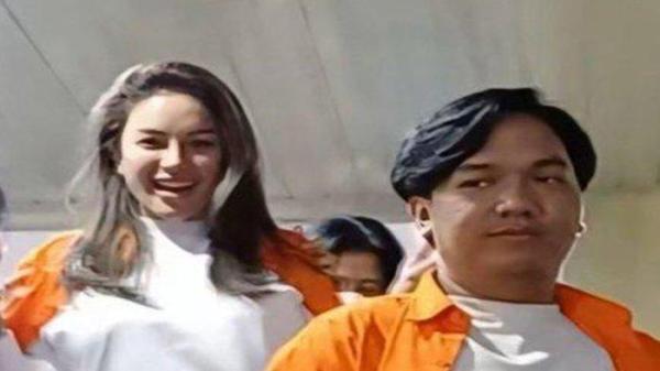  MASIH TERSENYUM : Nikita Mirzani masih cengar cengir meski sudah memakai baju tahanan terkait kasus pemerasan terhadap dokter Reza Gladys, Selasa (4/3/2025).