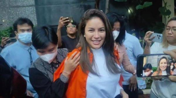  NIKITA MIRZANI TERSANGKA - Nikita Mirzani resmi ditahan usai jadi jadi tersangka kasus dugaan pemerasan bos skincare senilai Rp 4 M. Nikita Mirzani di Polda Metro Jaya Jakarta Pusat, Selasa (4/3/2025).