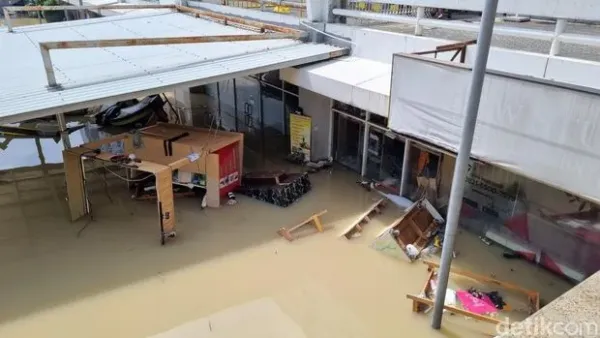 Pagi ini (5/3), genangan air banjir masih terlihat di bagian parkir sisi utara Mega Mall Bekasi. <div class=