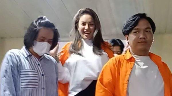 NIKITA MIRZANI DITAHAN - Direktorat Reserse Siber Polda Metro Jaya resmi menahan Nikita Mirzani dan asistennya, Mail Syahputra, atas kasus dugaan pemerasan, pengancaman, serta tindak pidana pencucian uang (TPPU), Selasa (4/3/2025).