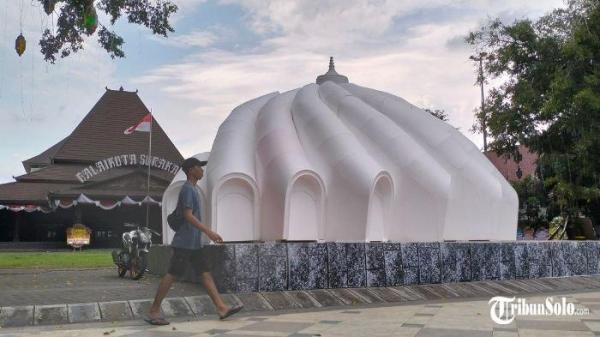 MINIATUR IKN : Menjelang bulan Ramadhan, depan Balai Kota Solo dihiasi dengan ornamen-ornamen khas. Salah satunya Masjid Negara IKN yang dipasang di Plaza Balai Kota Solo, Senin (24/2/2025).