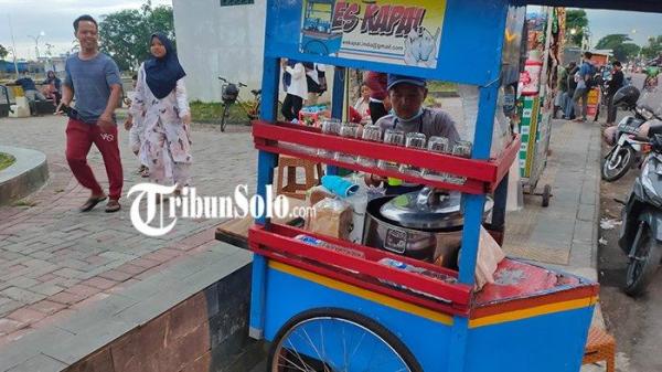 Gerobak Es Kapal milik Slamet Sarwanto yang mangkal di Bendung Taman Tirtonadi. Slamet mengaku bisa menjual hingga 70 gelas jika cuaca cerah. Namun ketika hujan, dagangannya pun tak laku