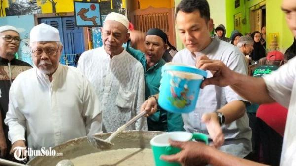 BUBUR SAMIN : Bubur Samin kembali hadir untuk menjadi menu buka yang dibagikan di Masjid Darussalam mulai Sabtu (1/3/2025). Tiap hari selama bulan Ramadhan tersedia hingga ribuan porsi.