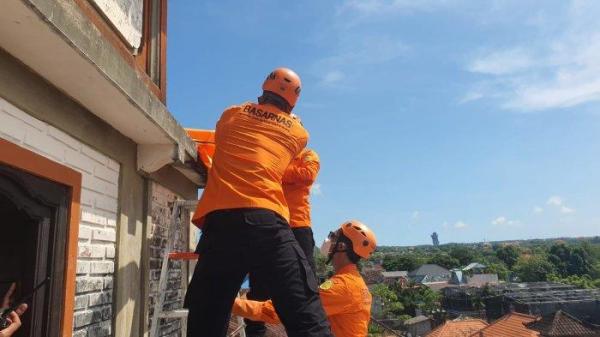Proses evakuasi jasad seorang pria WNA yang berada di dalam bak penampungan air.