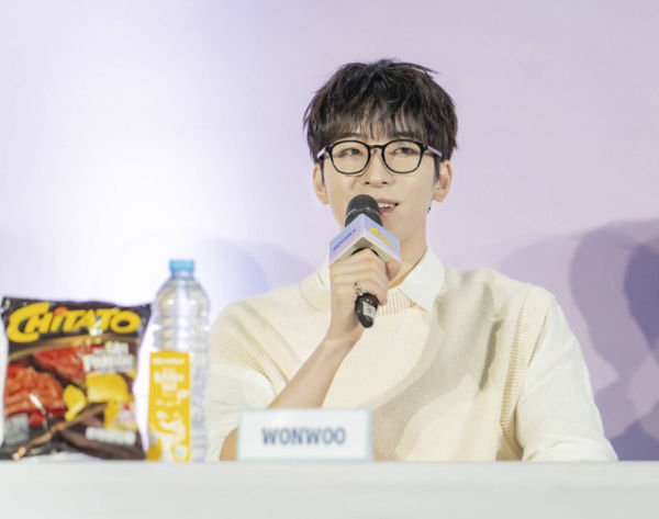 S.COUPS, WONWOO, dan VERNON SEVENTEEN pukau penggemar di Jakarta melalui acara Meet and Greet Indomilk & Chitato yang digelar di BCIS Ancol, Selasa (17/12/2024). Foto: Dok. Indofood
