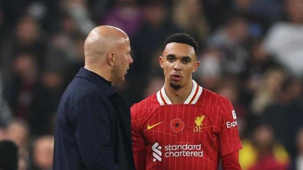 Pelatih Liverpool Arne Slot berbicara dengan Trent Alexander-Arnold di tengah pertandingan Liga Inggris 2024/2025.
