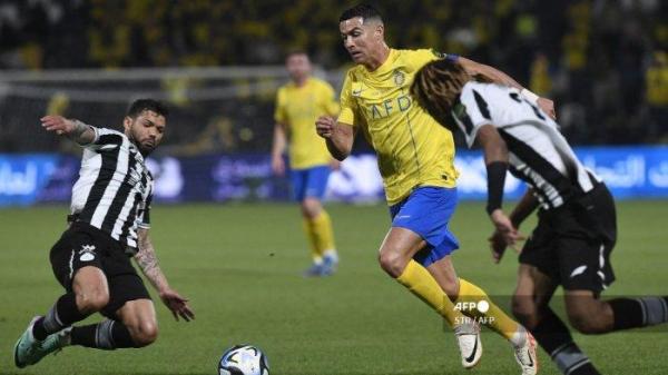 RONALDO GIRING BOLA - Penyerang Al Nassr #07 Cristiano Ronaldo berebut bola dengan bek Al Shabab #10 Ever Banega pada pertandingan sepak bola perempat final Piala Raja di Al-Shabab Stadion Klub di Riyadh, pada 11 Desember 2023. <div class=