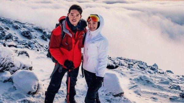 ARTIS HOBI MENDAKI,- Raline Shah saat menaklukan Gunung Kilimanjaro di Afrika.