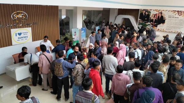 JHT KARYAWAN SRITEX - Ratusan karyawan eks Sritex saat akan mengumpulkan berkas JHT ke tim Satgas di kantor HRD, Senin (3/3/2025)