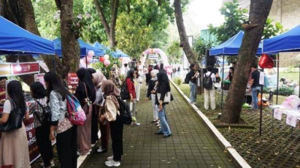 Suasana dalam pembukaan Pasar KAWSAMA 2025 Volume 1 di Selasar Lapangan Sepak Bola.