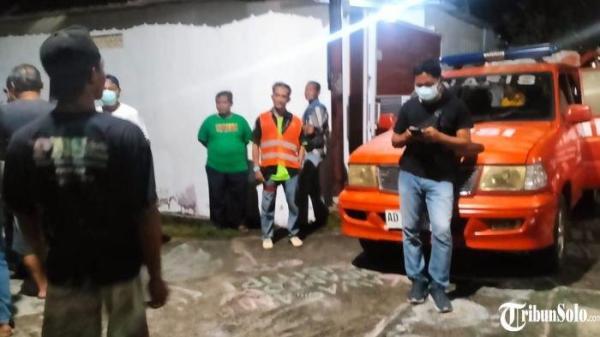 TEMUAN MAYAT : Proses evakuasi mayat yang ditemukan di aliran sungai perumahan Jeruksawit Permai, Desa Jeruksawit, Kecamatan Gondangrejo, Kabupaten Karanganyar, Kamis (6/3/2025). Mayat itu ditemukan di aliran kali yang terletak di sebelah barat blok perumahan perumahan tersebut.