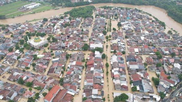 BANJIR BANDANG - Ratusan rumah di kota dan Kabupaten Bekasi terendam banjir akibat hujan deras pada Senin (3/3/2025) malam hingga Selasa (4/3/2025) dini hari.