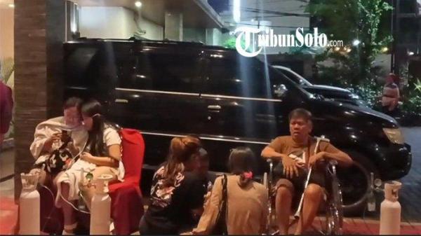 Petugas melakukan evakuasi pengunjung HAP hotel Solo