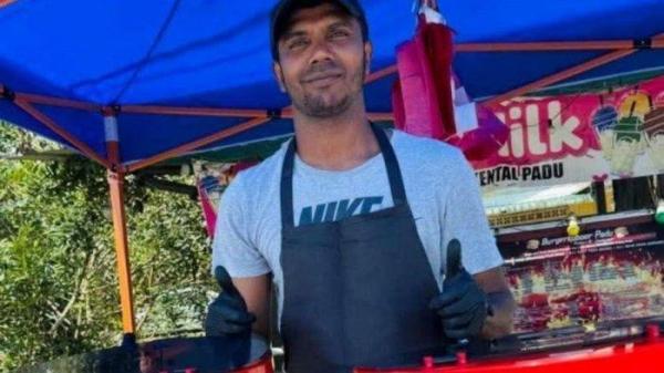 BERJUALAN MINUMAN ES - Gopi Rizki, mantan pemain Timnas Malaysia berjualan es di Bazar Ramadhan 2025.