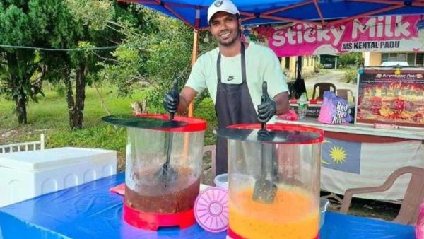 Mohammad Gopi Rizqi, pemain bola asal Malaysia, kini beralih profesi dengan berjualan minuman di bazar Ramadhan yang berlokasi di Kampung Api-Api, Pontian, Johor.