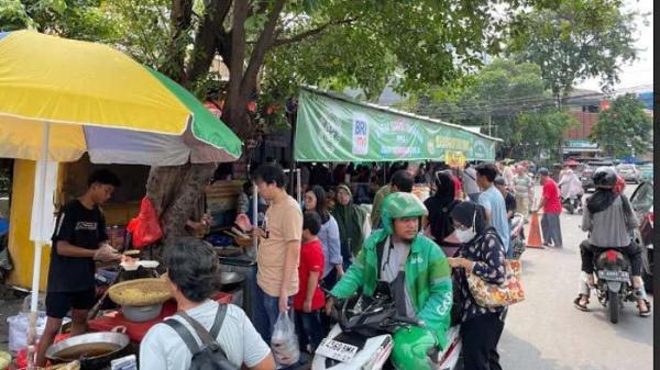 BERBURU TAKJIL RAMADAN - Sejumlah warga kembali berburu takjil di Bazar Takjil Ramadan Bendungan Hilir (Benhil) di kawasan Tanah Abang, Jakarta, Minggu (2/3/2025) pada hari kedua Ramadhan 2025.