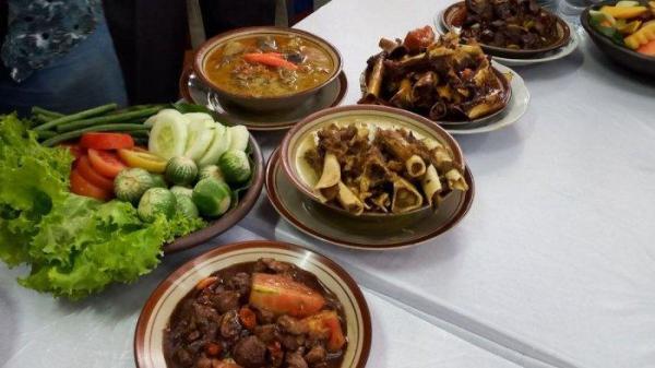 TONGSENG ENAK SOLO. Olahan daging kambing di Sate Kambing & Thengkleng Rica-rica Pak Manto Solo (29/6/2024). Berikut rekomendasi tongseng enak di Solo. (KOMPAS.com/YUHARRANI AISYAH)