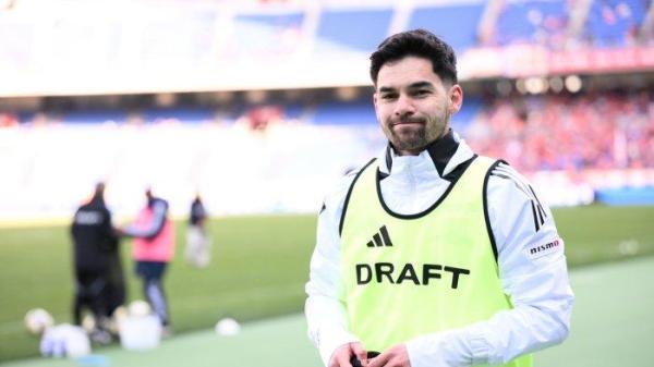 EKSPRESI SANDY WALSH - Bek Timnas Indonesia, Sandy Walsh menjadi pemain cadangan saat Yokohama F Marinos ditahan imbang Albirex Niigata pada matchday pertama J1 League (Liga Jepang) di Stadion Nissan, Sabtu (15/2/2025).