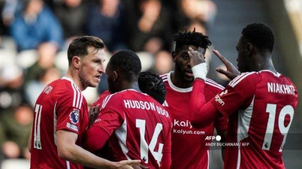 SELEBRASI PEMAIN NOTTINGHAM - Striker Nottingham Forest Selandia Baru #11 Chris Wood (kiri) merayakan setelah mencetak gol pertama timnya dalam pertandingan sepak bola Liga Utama Inggris antara Newcastle United dan Nottingham Forest di St James' Park di Newcastle-upon-Tyne, timur laut Inggris pada 26 Desember , 2023. (Foto arsip Desember 2023).