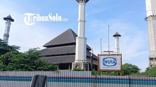 BELUM PASTI : Kondisi Masjid Sriwedari yang mangkrak, Minggu (3/12/2023). Hingga kini, belum ada aktivitas signifikan di sekitar area Masjid Sriwedari.