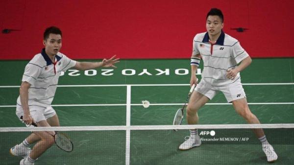 AKSI CHIA/SOH - Soh Wooi Yik (kiri) dari Malaysia melakukan pukulan di sebelah Aaron Chia dari Malaysia dalam pertandingan penyisihan grup bulu tangkis ganda putra melawan Mohammad Ahsan dari Indonesia dan Hendra Setiawan dari Indonesia selama Olimpiade Tokyo 2020 di Musashino Forest Sports Plaza di Tokyo pada 26 Juli 2021. (Foto arsip Juli 2021).