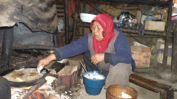 DOKUMENTASI MBOK YEM - Pemilik warung di sekitaran puncak Gunung Lawu, Mbok Yem, saat ditemui SURYAMALANG.COM pada tahun 2016 silam.