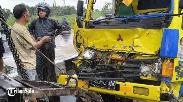 Kabin truk ringsek