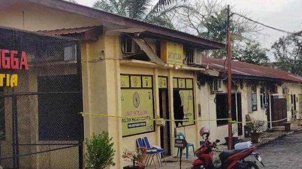 Kondisi terkini Ruang Intelkam dan Provos Polsek Medan Helvetia usai dilalap si jago merah, Minggu (9/3/2025).