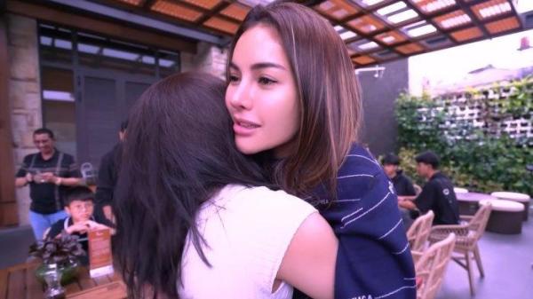 AKUR - Potret Nikita Mirzani bersama sang anak, Laura Meizani Mawardi alias Lolly dari capture Youtube, Jumat (28/2/2025). 