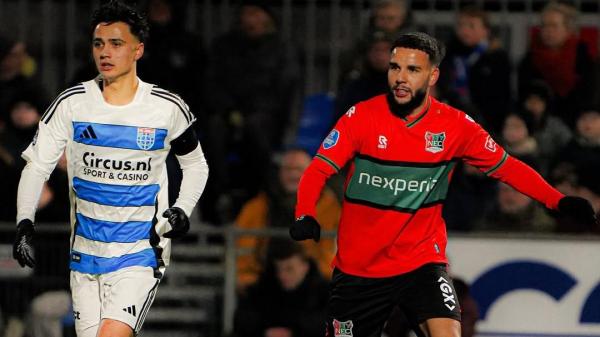 Duel pemain Timnas Indonesia, Eliano Reijnders (kiri) melawan Calvin Verdonk (kanan) pada laga PEC Zwolle vs NEC Nijmegen pekan ke-18 Eredivisie, Minngu (12/1/2025) dini hari WIB.