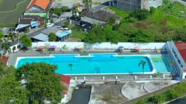 OBYEK WISATA KLATEN:  Kolam berukuran luas dengan air jernih yang bersumber langsung dari mata air alami, menciptakan suasana yang segar dan menyejukkan di Ponggok Paradeso Klaten