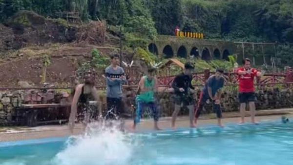 OBYEK WISATA KLATEN: Suasana seru di Wisata Kalimosodo, Klaten,  sekelompok pengunjung sedang menikmati kolam renang alami
