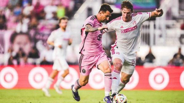 MESSI LEWATI LAWAN - Aksi Lionel Messi dalam pertandingan Major League Soccer (MLS) 2023/2024 antar Inter Miami vs St Louis FC di Chase Stadium, Minggu (2/6/2024). (Foto arsip Juni 2024).