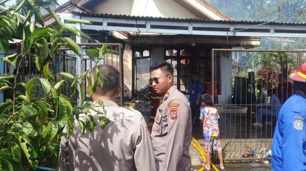 KEBAKARAN - Rumah yang terbakar di Mahawu Manado. Koplsek Tuminting Iptu Victorrico Andriadhi Hartono menjelaskan kronologi kebakaran berdasarkan keterangan korban pemilik rumah Mansyur Darise.