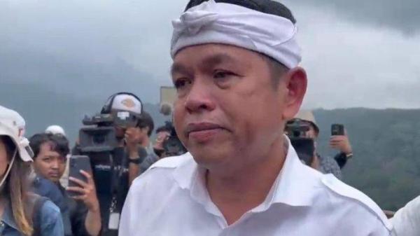DEDI MULYADI SOAL NASIB PEGAWAI WISATA PUNCAK BOGOR - Gubernur Jawa Barat Dedi Mulyadi tak kuasa menahan tangis ketika melihat alih guna lahan di kawasan Puncak Bogor, Jawa Barat. Begini nasib para pegawai wisata puncak Bogor.