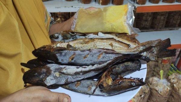 IKAN ASAP: Penampakan ikan asap produksi Sukini di Desa Gumiwang, Kecamatan Purwanegara, Banjarnegara, Senin (10/3/2025). (TRIBUN JATENG/KHOIRUL MUZAKI)