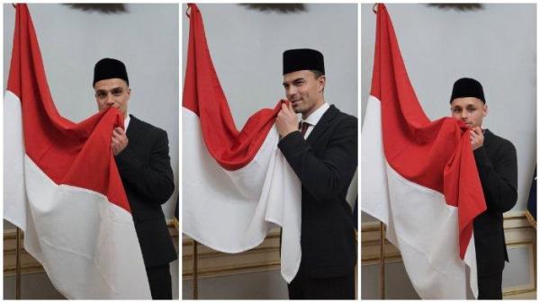 3 NATURALISASI - Kolase ketiga pemain naturalisasi Timnas Indonesia yakni, Joey Pelupessy (kiri), Emil Audero (tengah), dan Dean James (kanan) ketika mencium bendera Republik Indonesia. Ketiganya mengucap sumpah WNI di KBRI Italia, Senin (10/3/2025). (Instagram Timnas Indonesia - 11/3/2025)