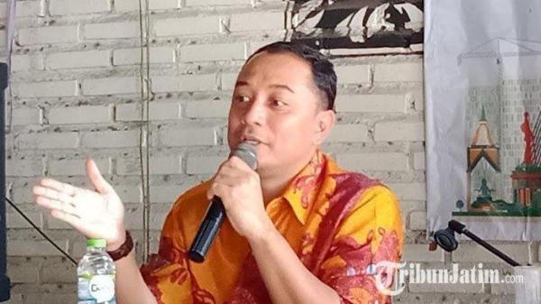 BERI PENJELASAN. Foto Eri Cahyadi diambil pada 2020.